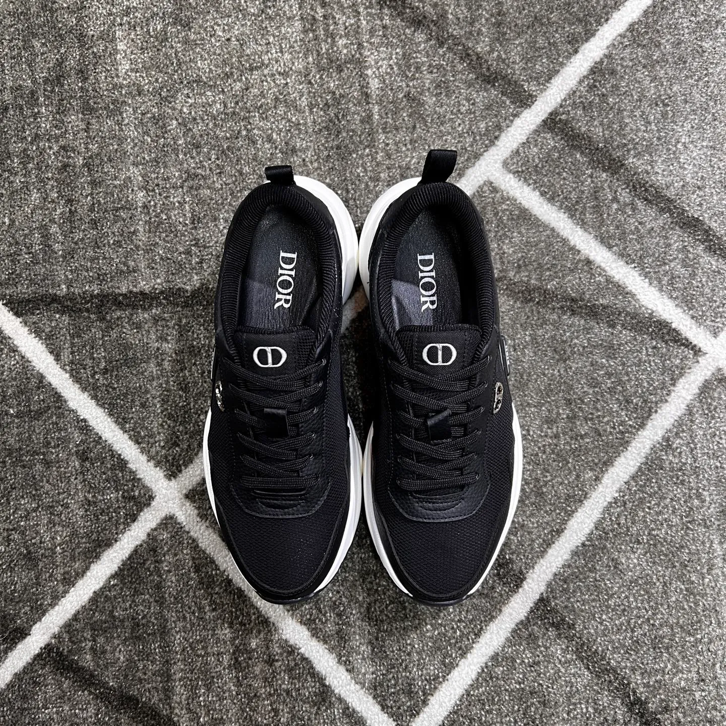Factory price: 438💰Dior's new casual men's shoes👉 👉 Fashionable and versatile, 💞 simple and elegant style, 🔊 The fabric is made of imported cowhide with mesh, ☑️breathable mesh lining, sheepskin feet, original wear-resistant rubber outsole, exclusive new style, actual shot, three colors available, code number: 38-44, (45 can be customized)